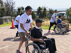 車椅子で、段差を越える体験をしています