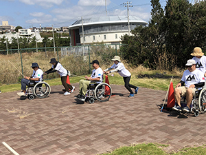 車椅子で、段差を越える体験をしています