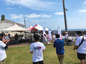 イベント終了。広場で釣果など結果を発表しています