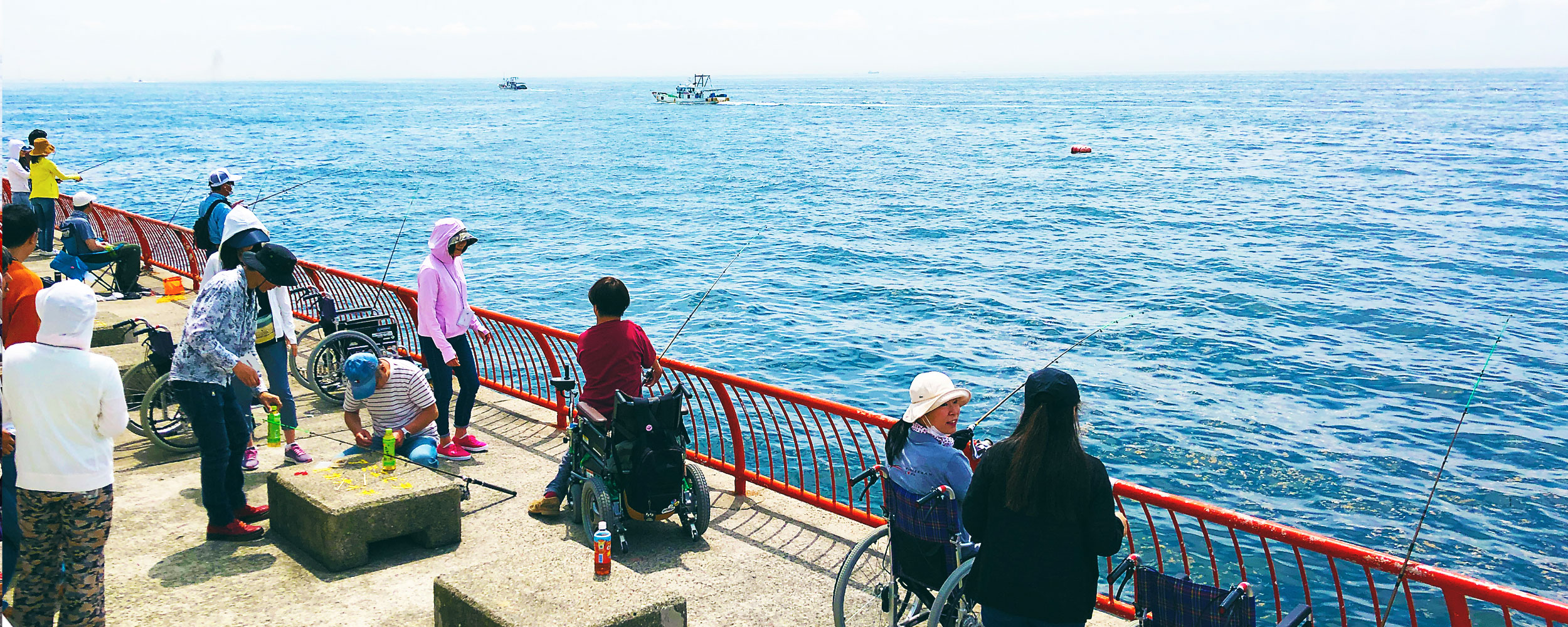 車いす体験をしながら海で釣りをしています！